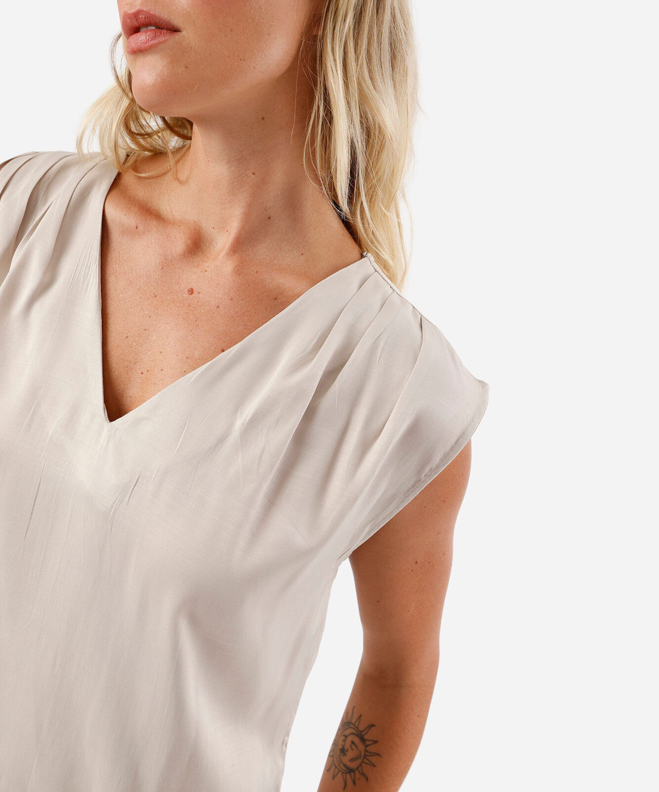 blusa feminina com viscose decote v com pregas acetinada bege