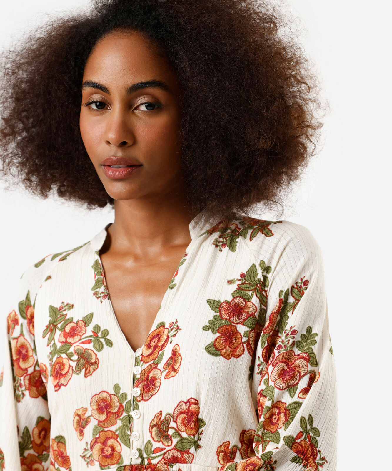 vestido midi feminino de viscose com recortes floral bege