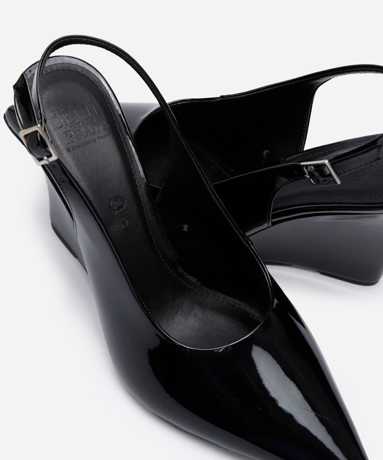 scarpin slingback anabela o diabo veste prada preto