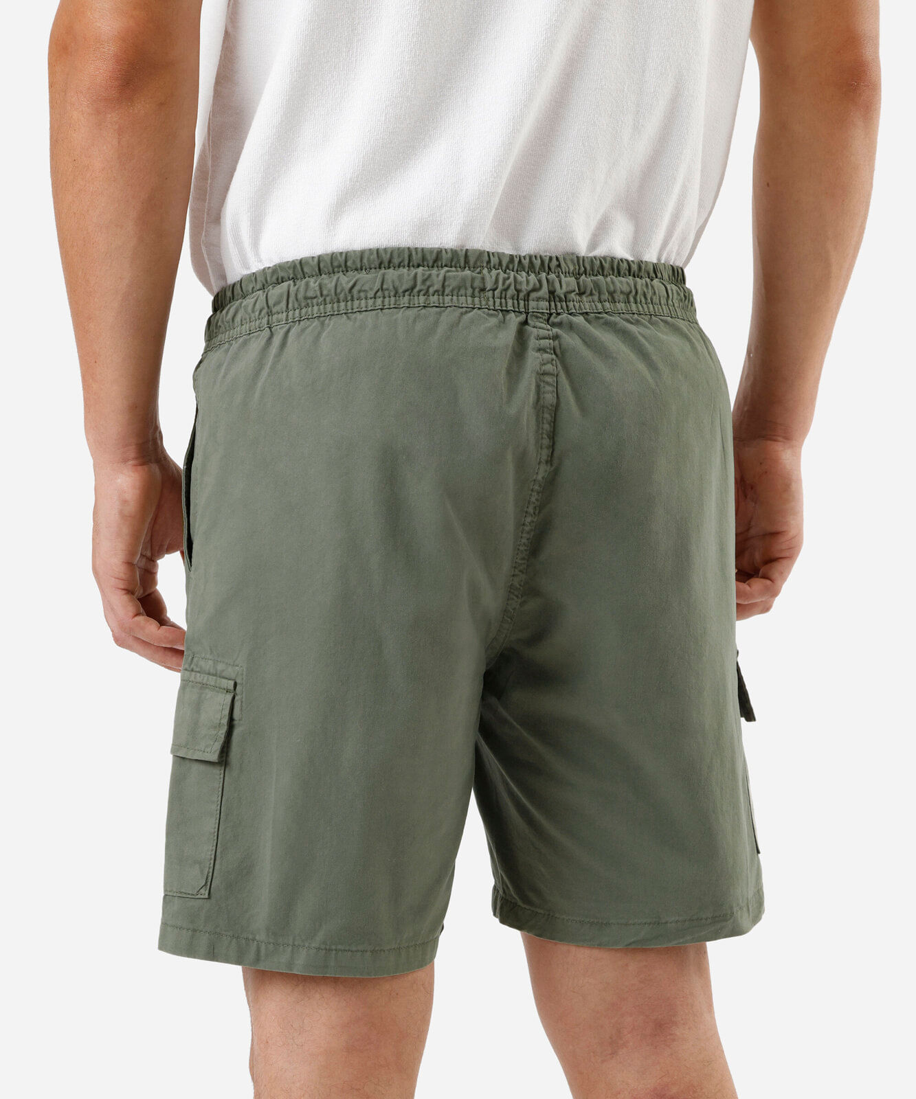 bermuda jogger masculina de sarja com bolsos cargo verde