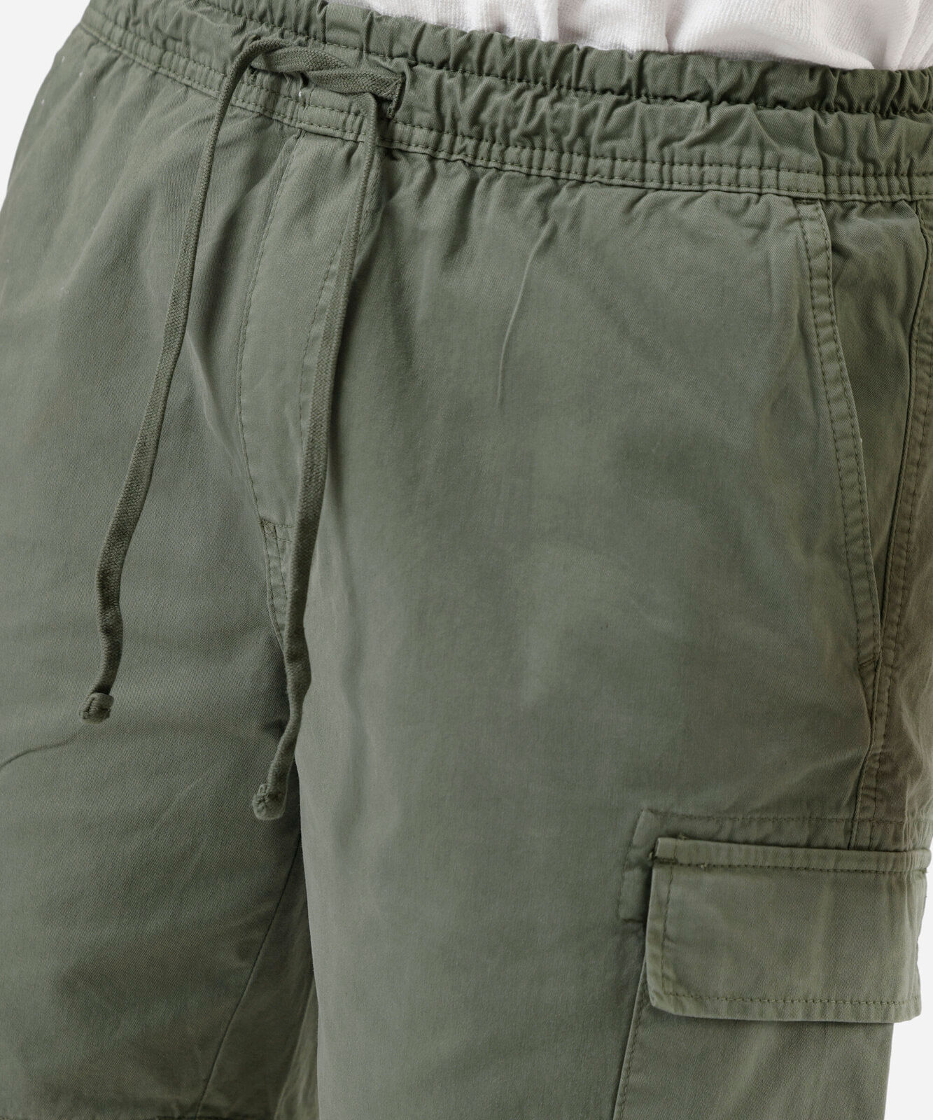 bermuda jogger masculina de sarja com bolsos cargo verde