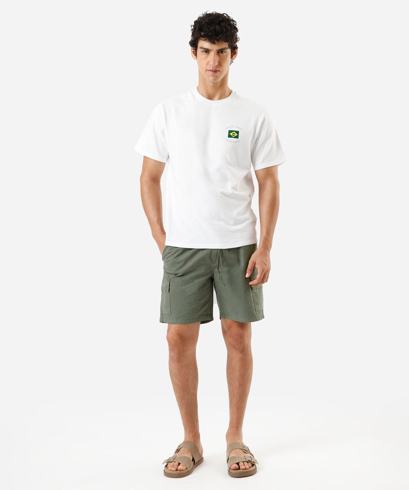 bermuda jogger masculina de sarja com bolsos cargo verde
