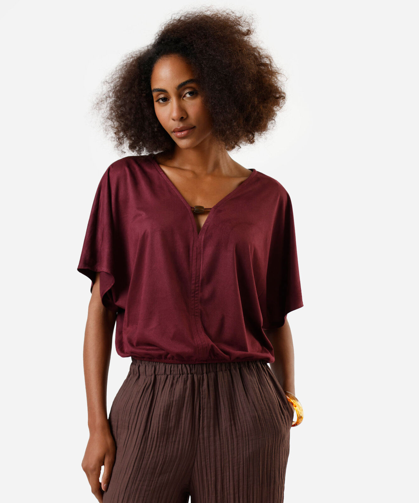 blusa feminina de suede decote v com aviamento vinho