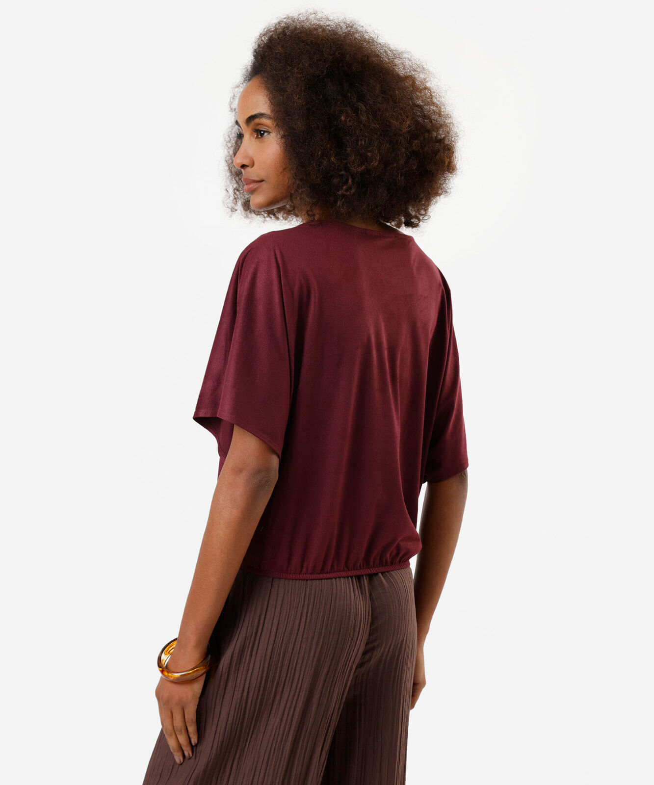 blusa feminina de suede decote v com aviamento vinho