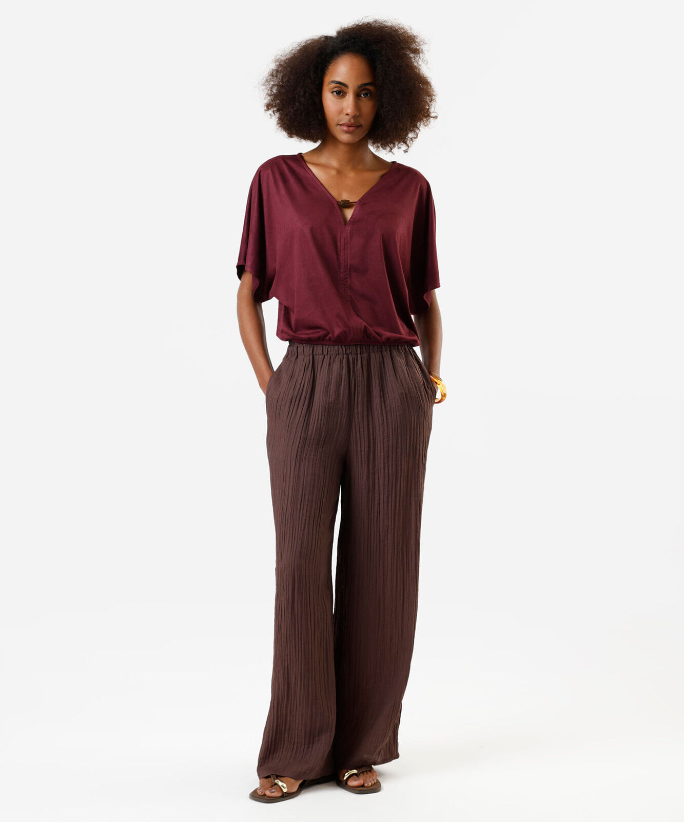 blusa feminina de suede decote v com aviamento vinho
