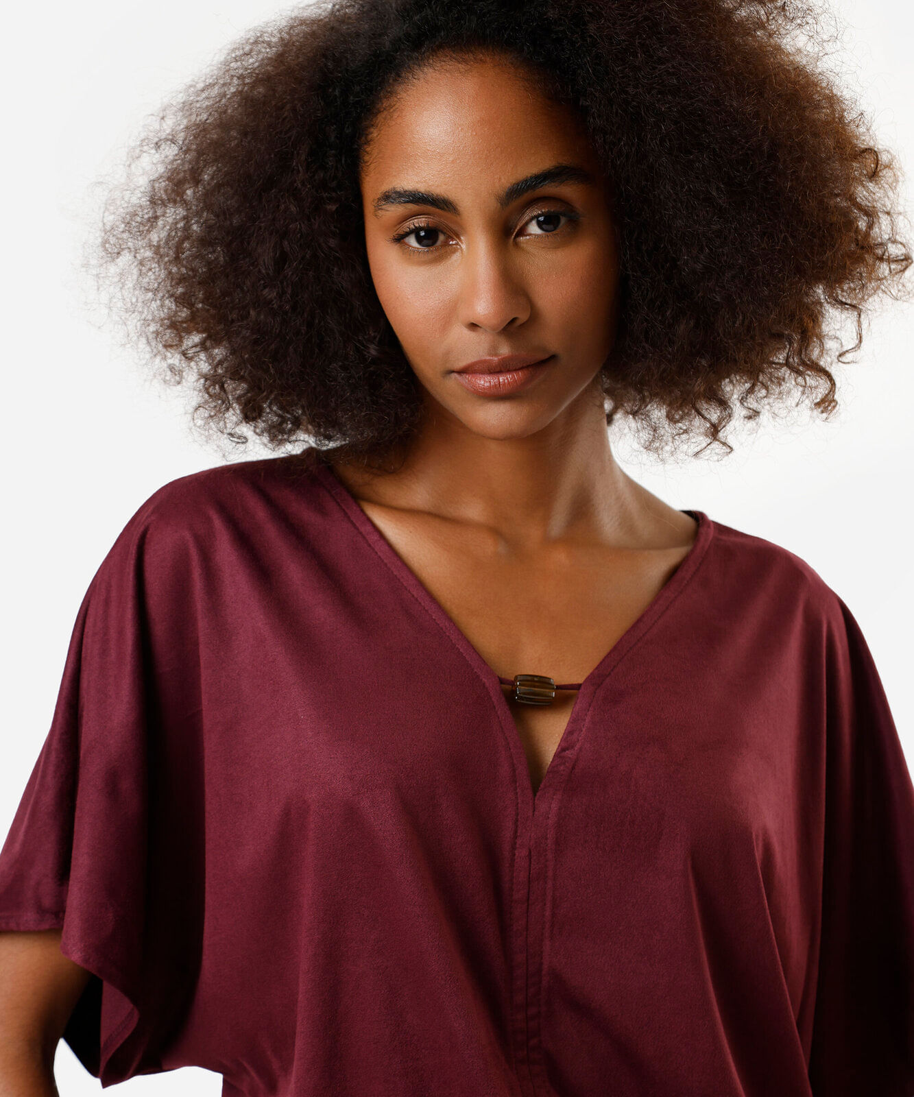blusa feminina de suede decote v com aviamento vinho