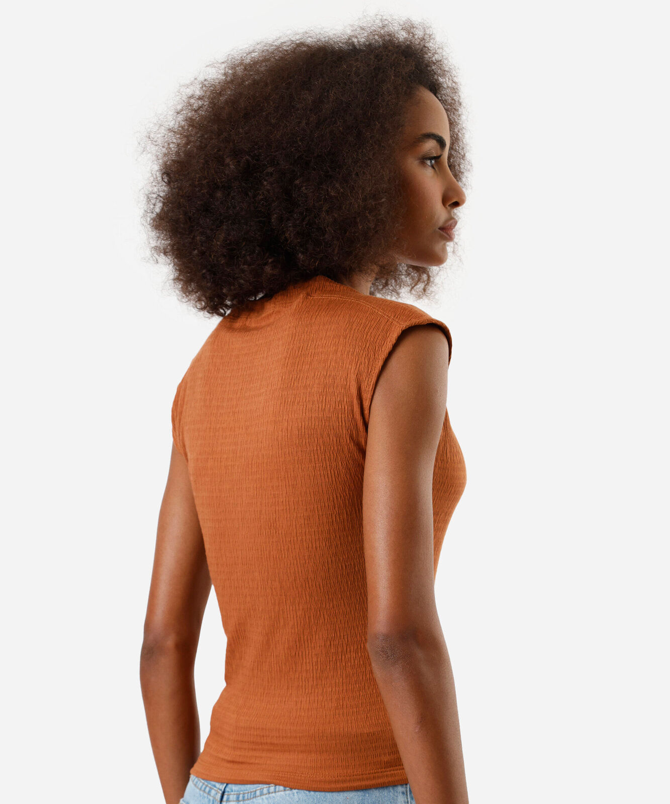 regata feminina com viscose decote canoa texturizada marrom