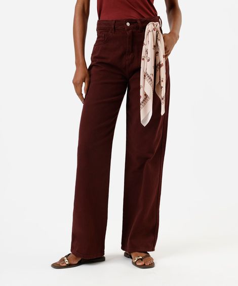 calça wide leg slim feminina de de sarja com lenço vinho