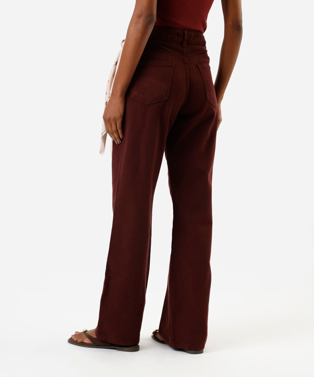 calça wide leg slim feminina de de sarja com lenço vinho