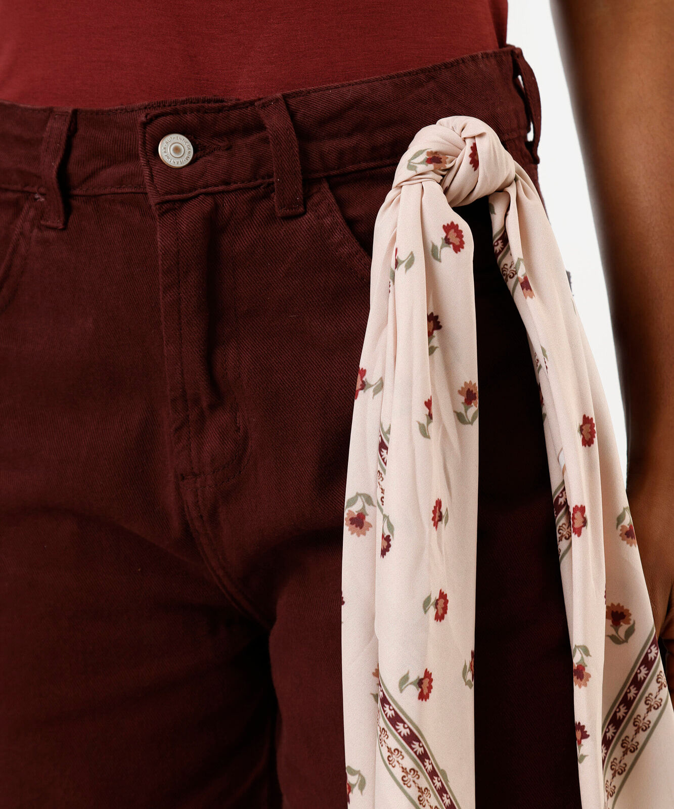 calça wide leg slim feminina de de sarja com lenço vinho