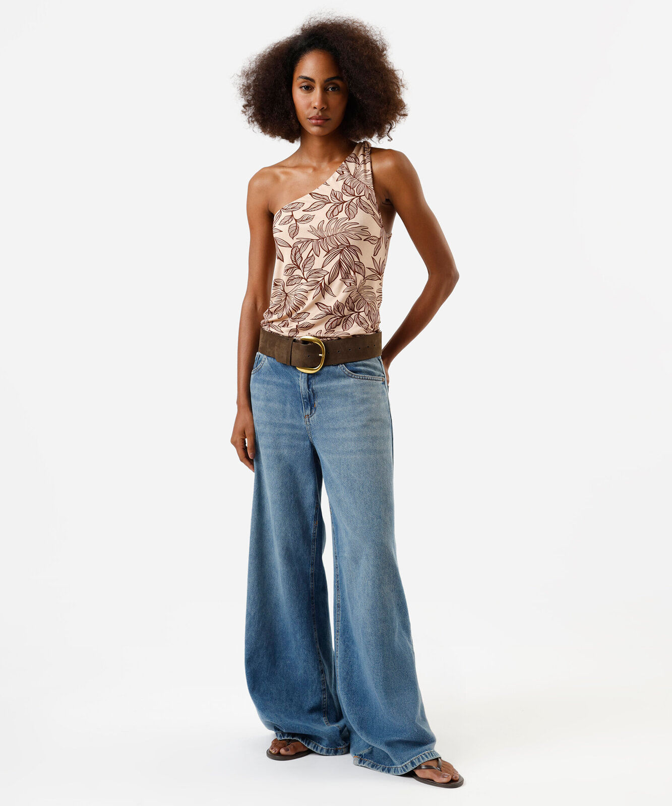 blusa ombro único feminina de viscose folhagens bege