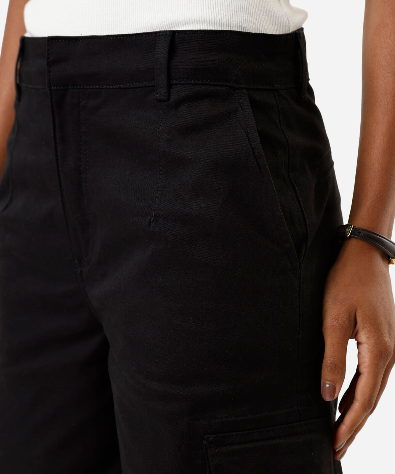 calça skater cargo feminina de sarja cintura baixa preta