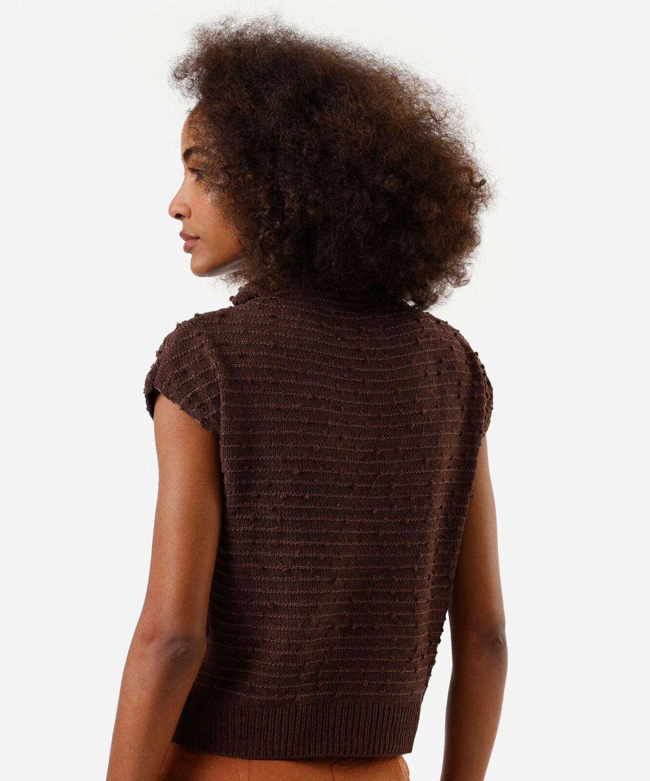 regata de tricot pompom gola alta rolê marrom