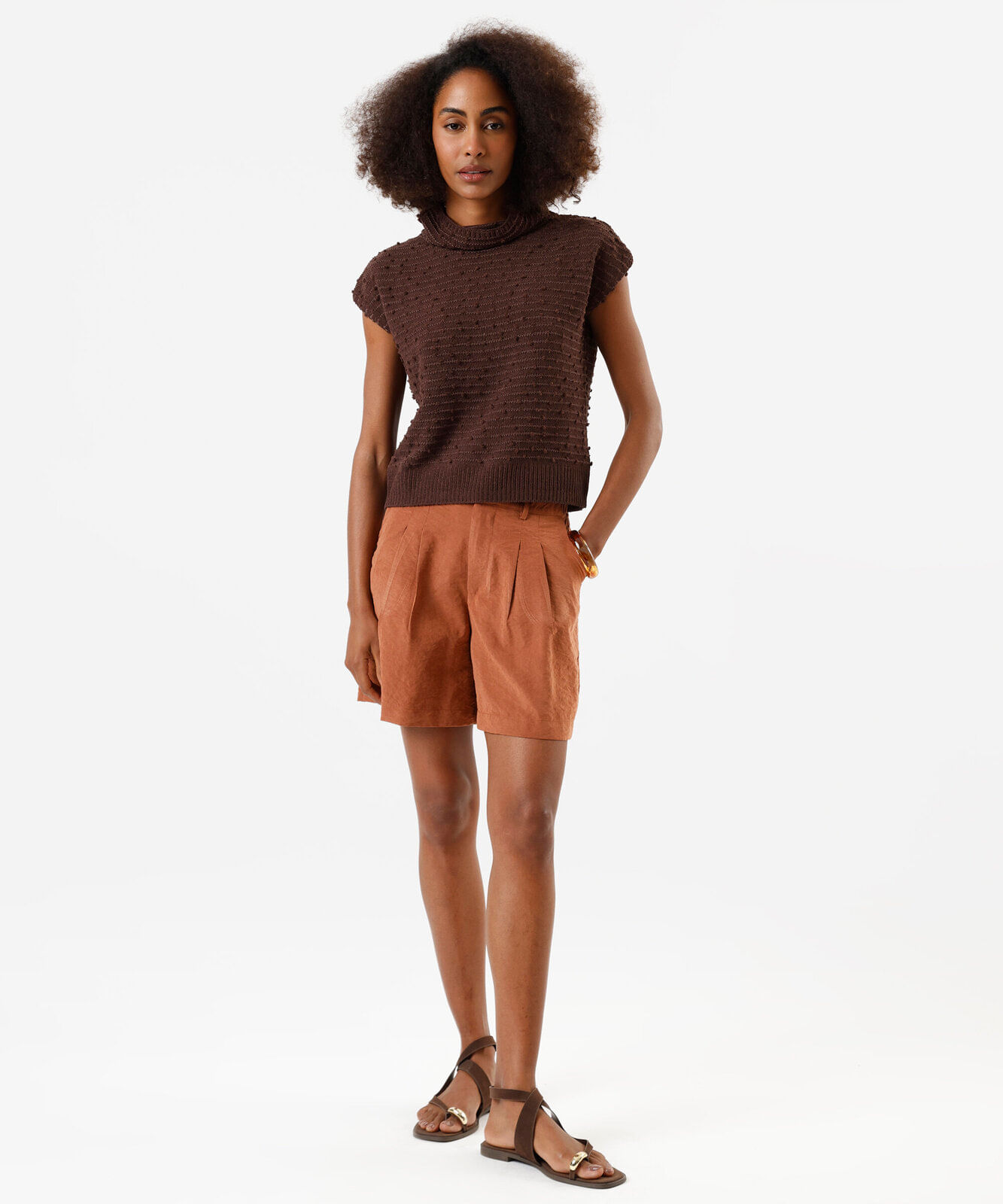 regata de tricot pompom gola alta rolê marrom