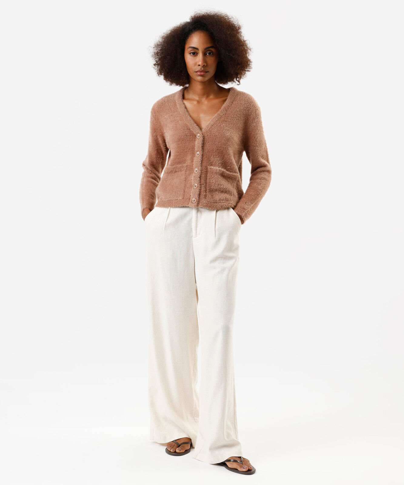 cardigan feminino de tricot com bolsos texturizado marrom