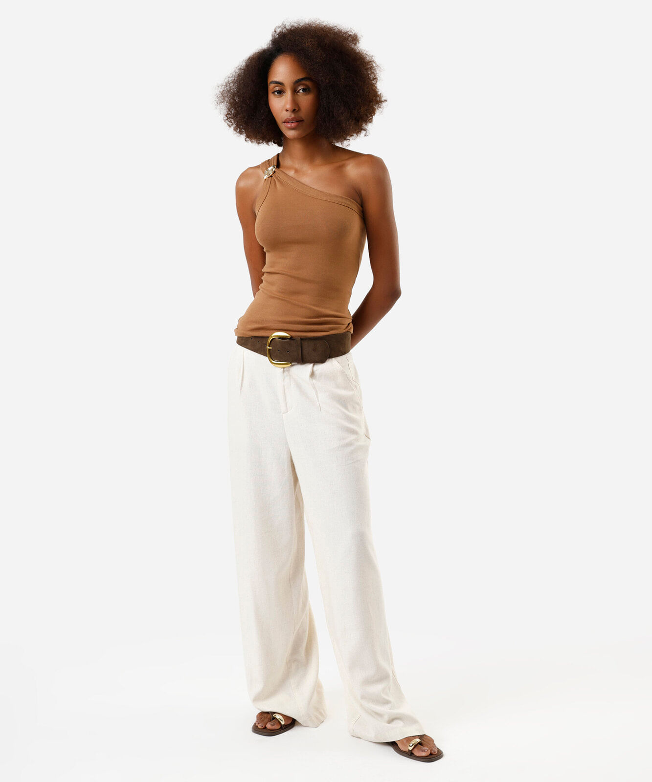 blusa ombro único feminina de algodão com fivela marrom