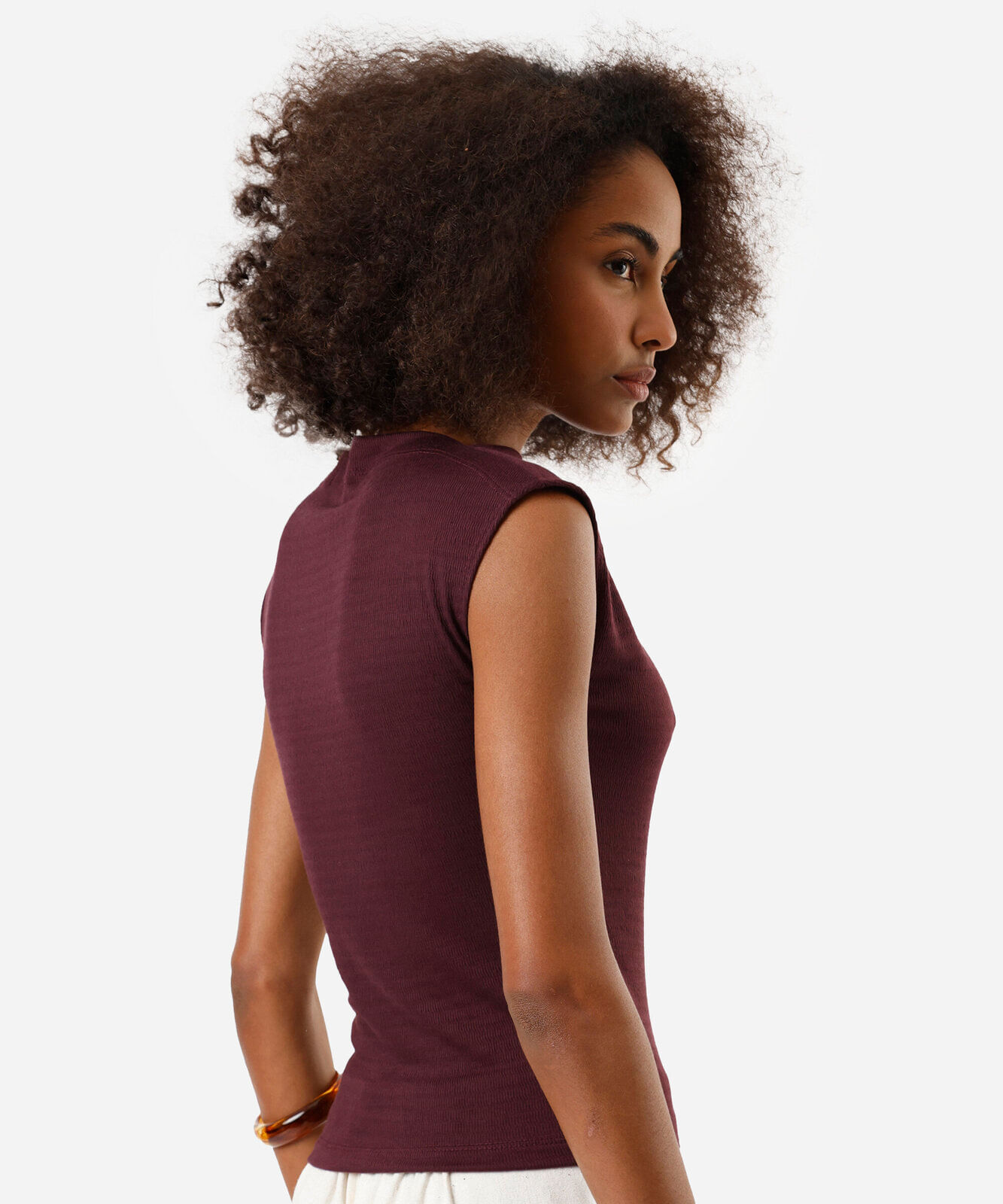 regata feminina com viscose decote canoa texturizada vinho
