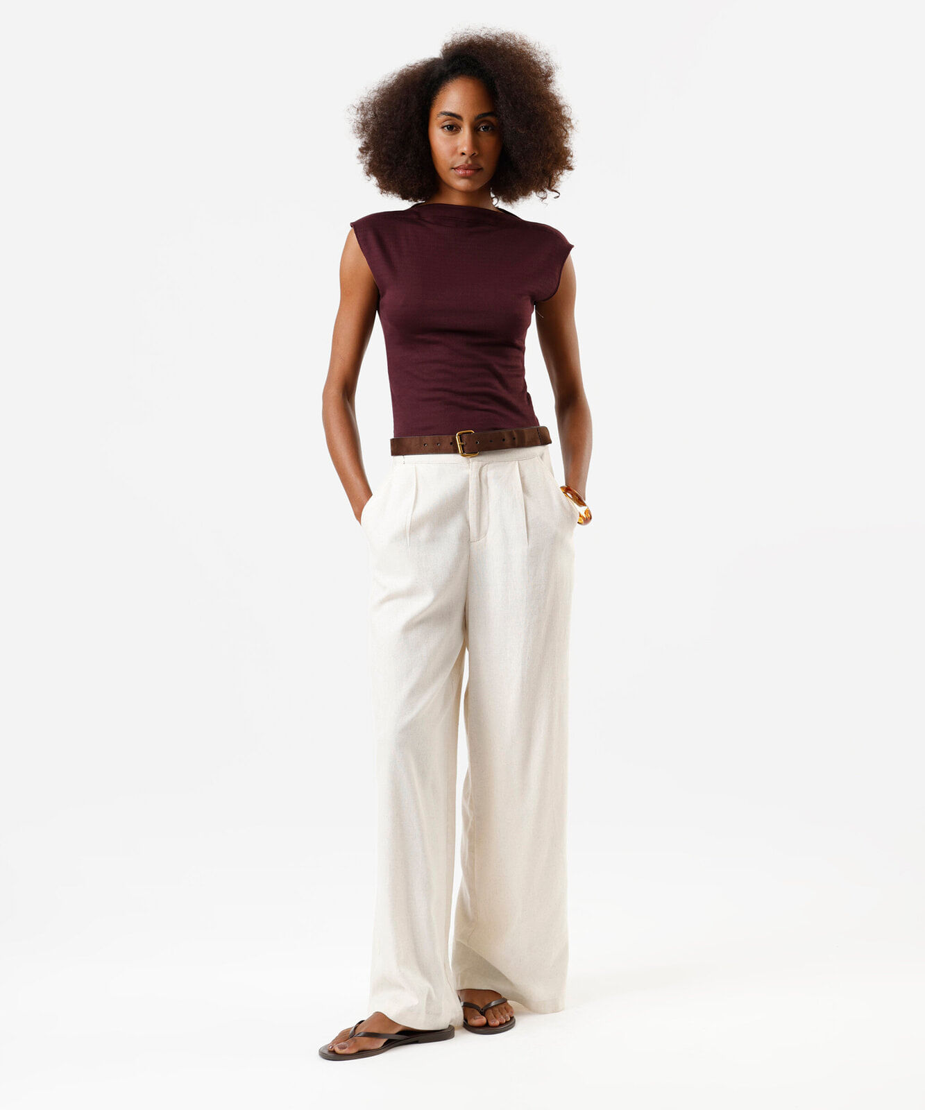 regata feminina com viscose decote canoa texturizada vinho