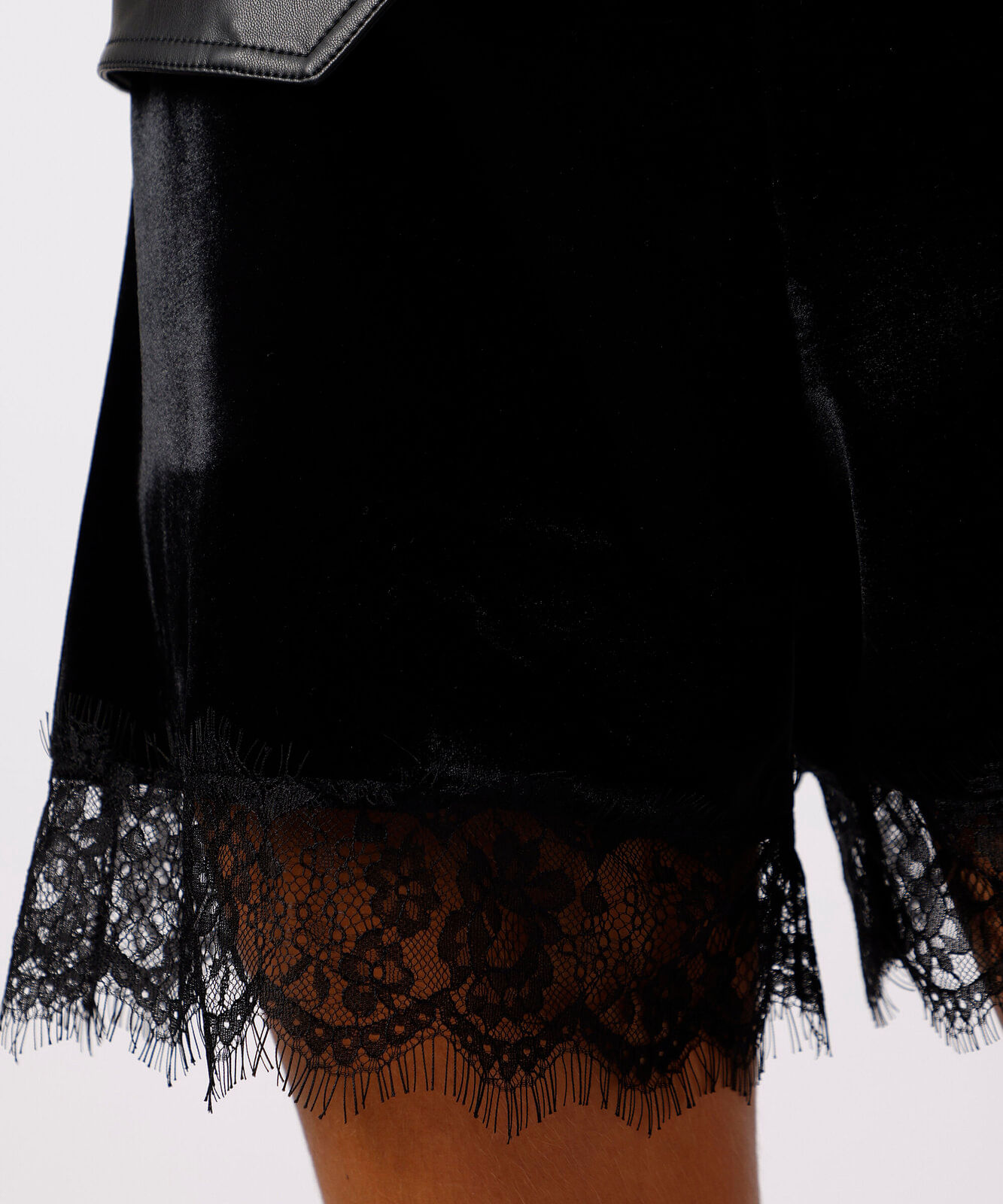 short feminino de veludo com renda mindset preto