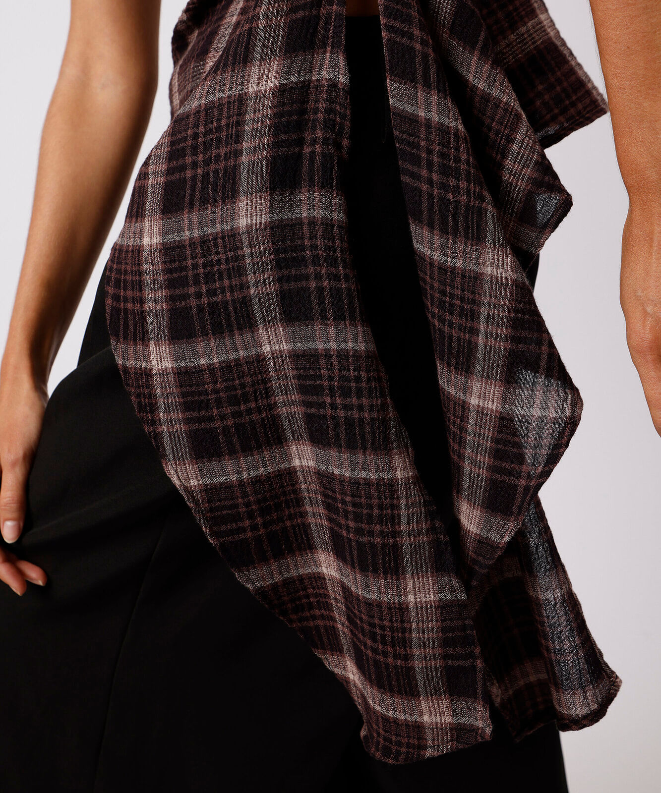 blusa peplum ombro único feminina xadrez mindset vinho