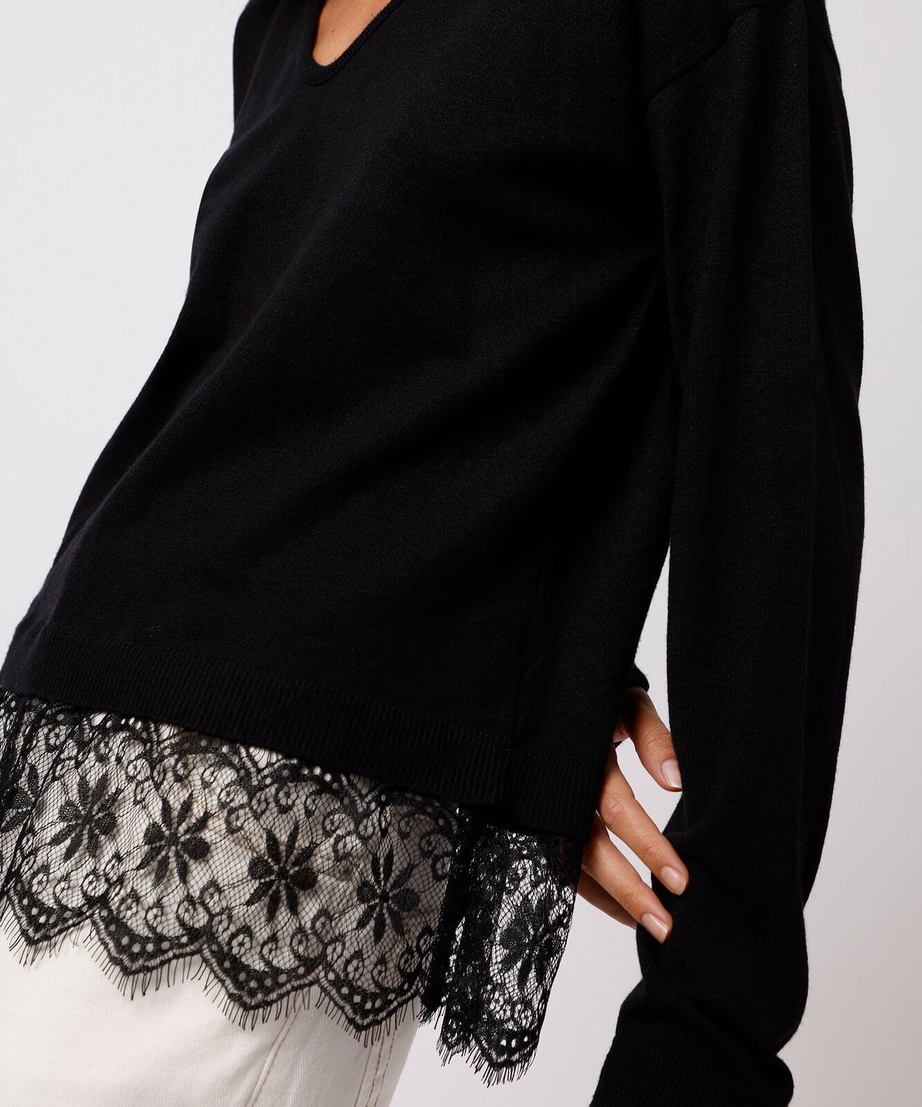 suéter feminino de tricot decote v com renda mindset preto