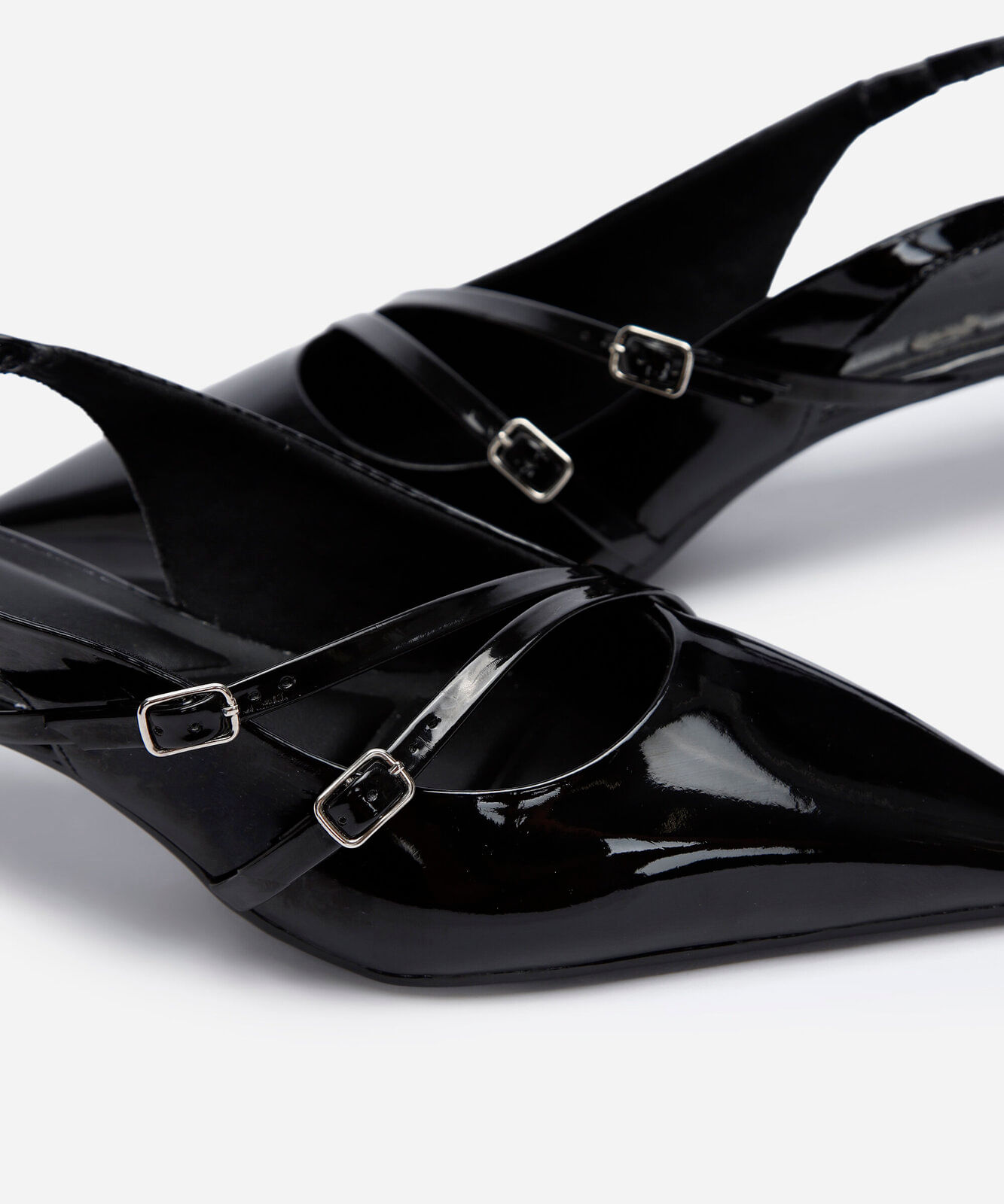 scarpin slingback bico fino salto baixo preto