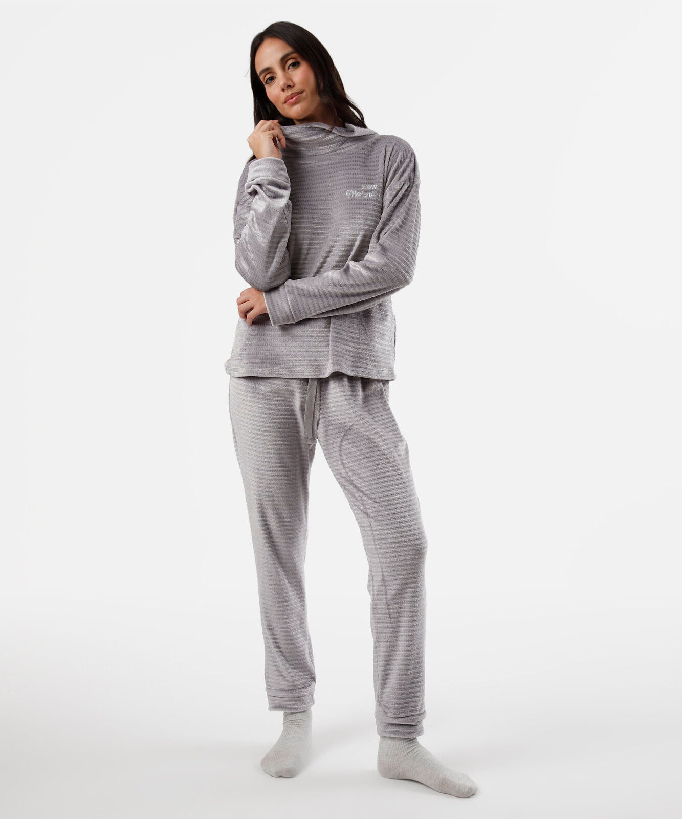 pijama de fleece longo texturizado e bordado cinza