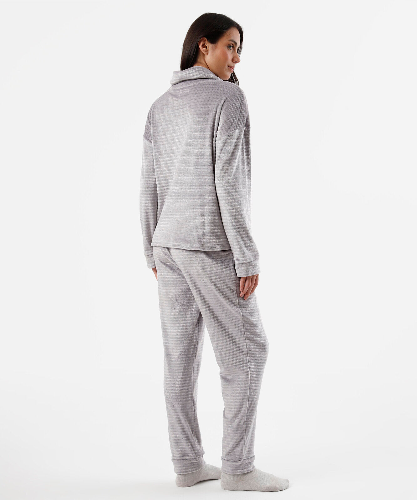 pijama de fleece longo texturizado e bordado cinza