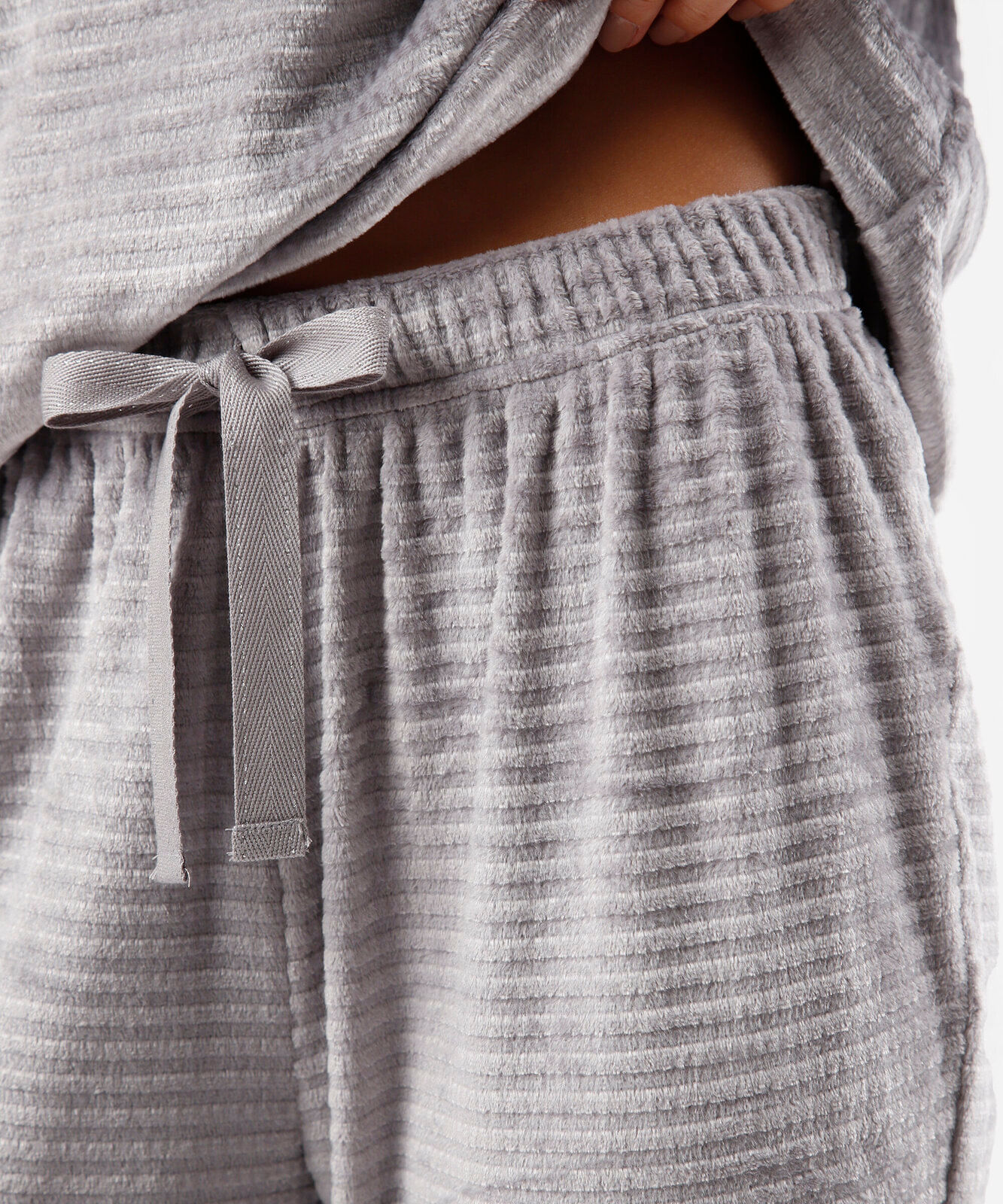 pijama de fleece longo texturizado e bordado cinza