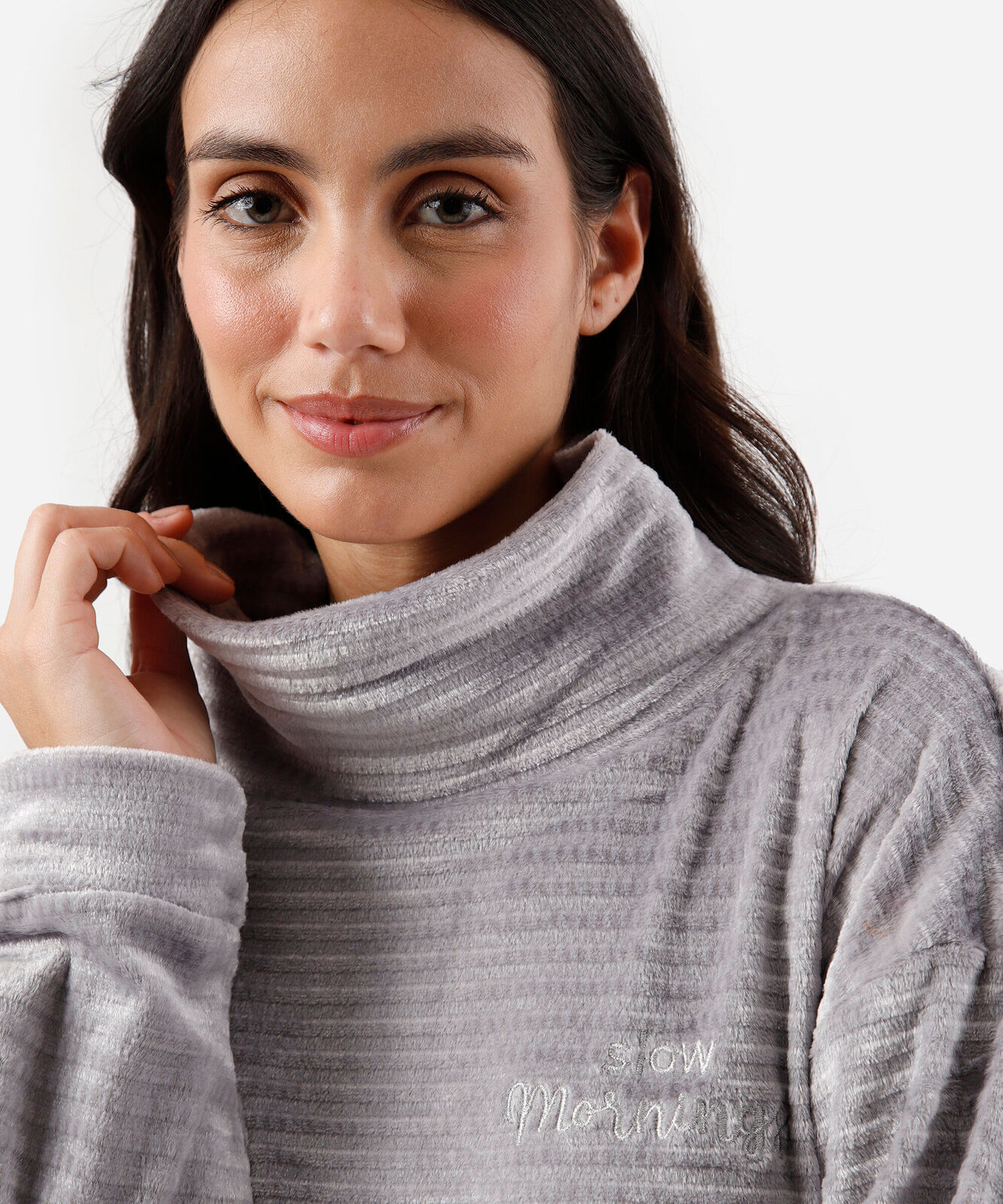 pijama de fleece longo texturizado e bordado cinza
