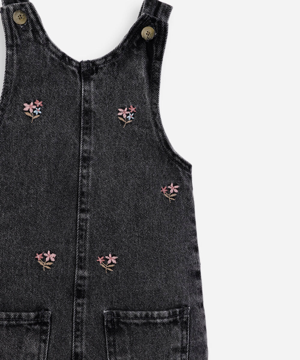 salopete infantil jeans com bordado floral preta