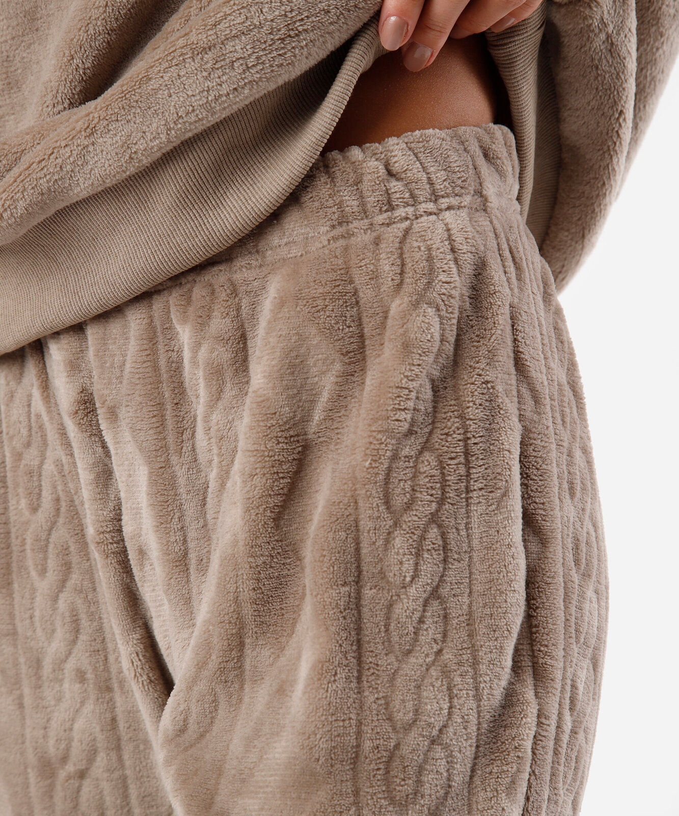 pijama longo feminino em fleece com bordado texturizado bege