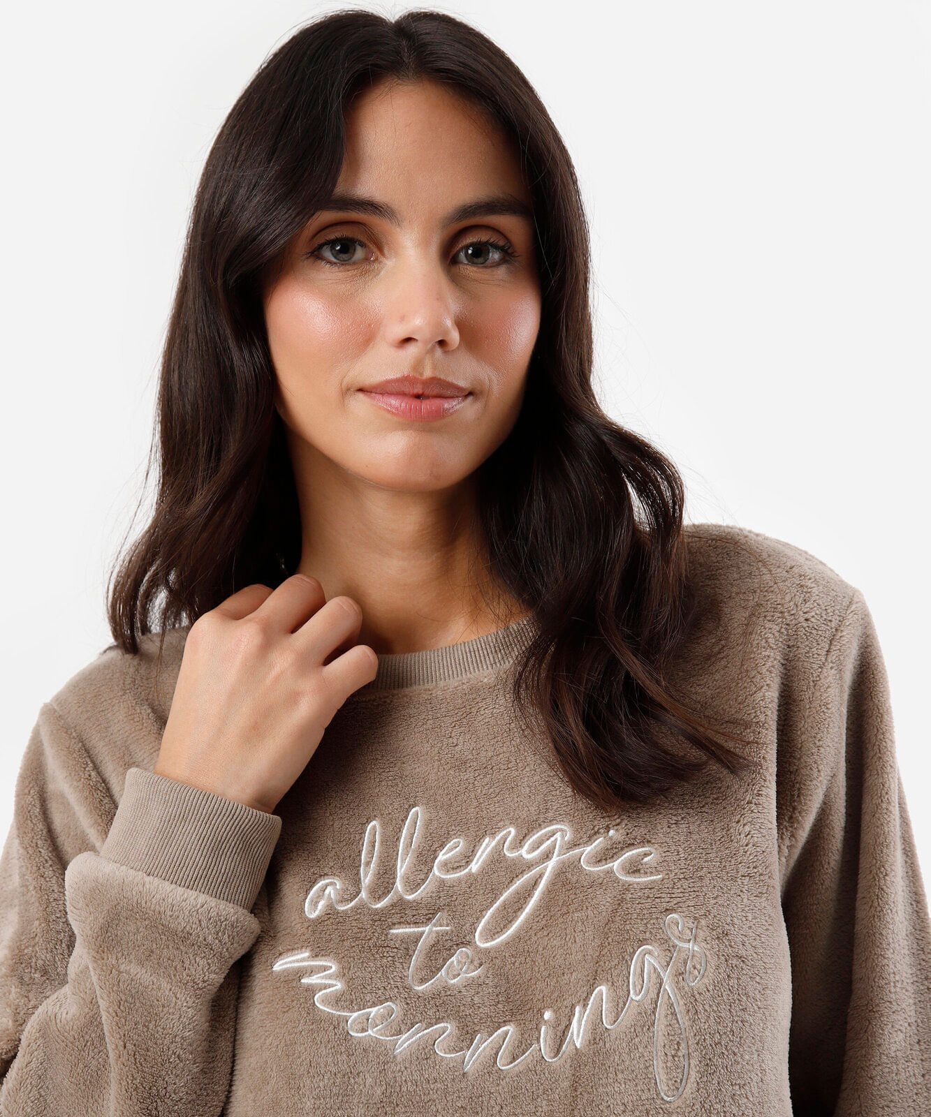 pijama longo feminino em fleece com bordado texturizado bege