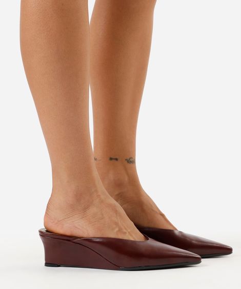 scarpin mule bico fico salto anabela vinho