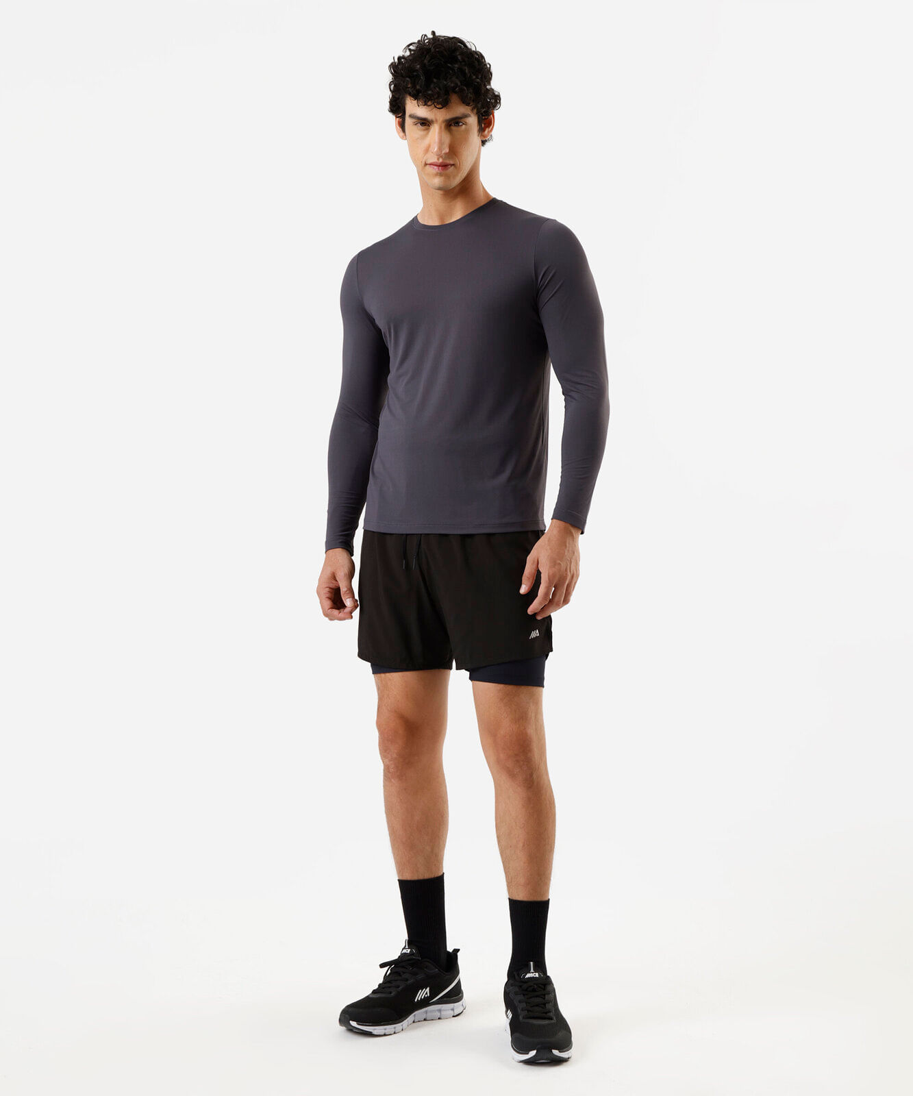 camiseta slim fit esportiva masculina de poliamida manga longa cinza