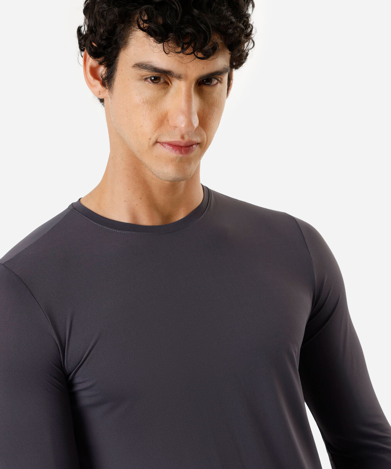 camiseta slim fit esportiva masculina de poliamida manga longa cinza