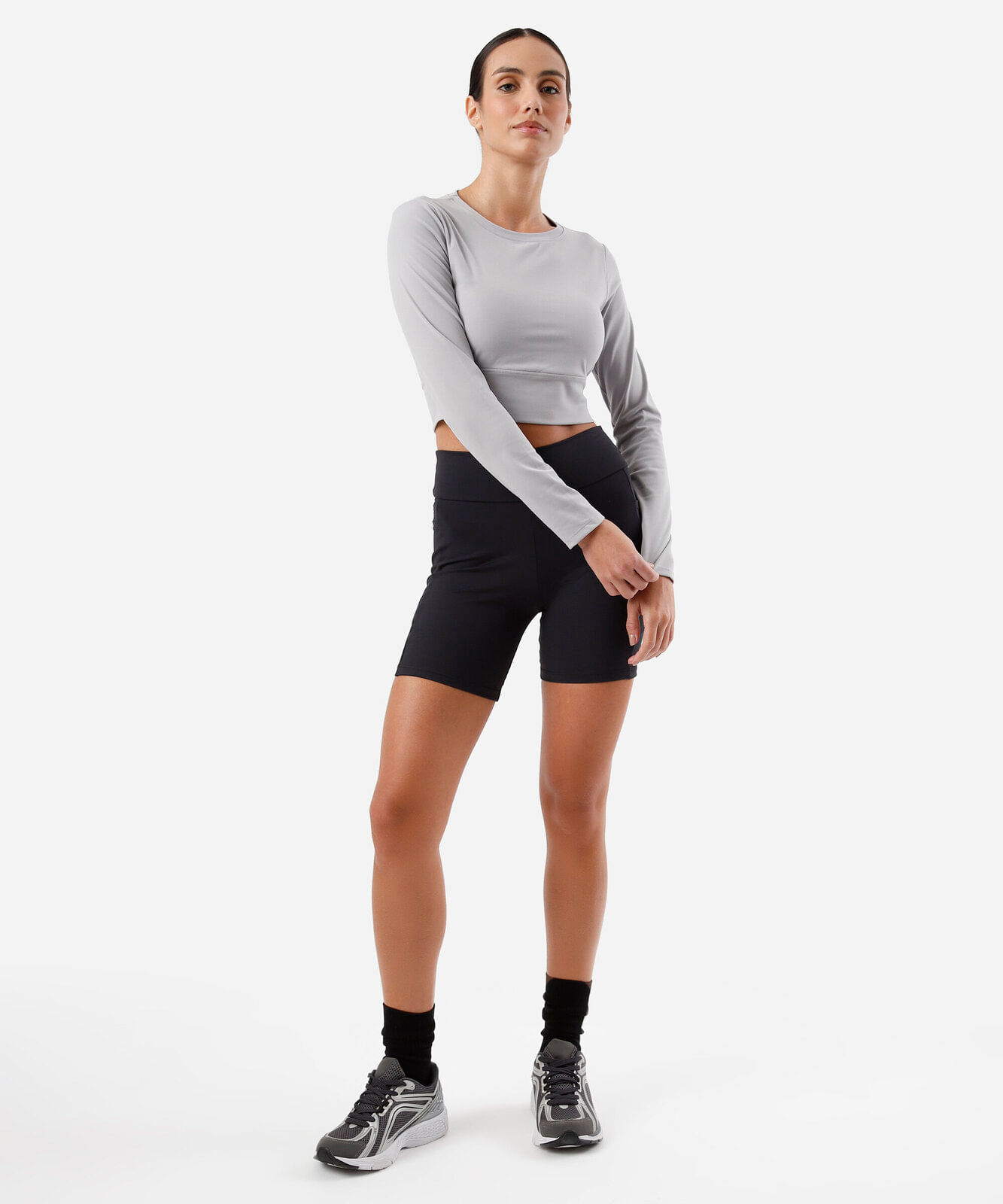 cropped feminino de poliamida esportivo com recorte cinza