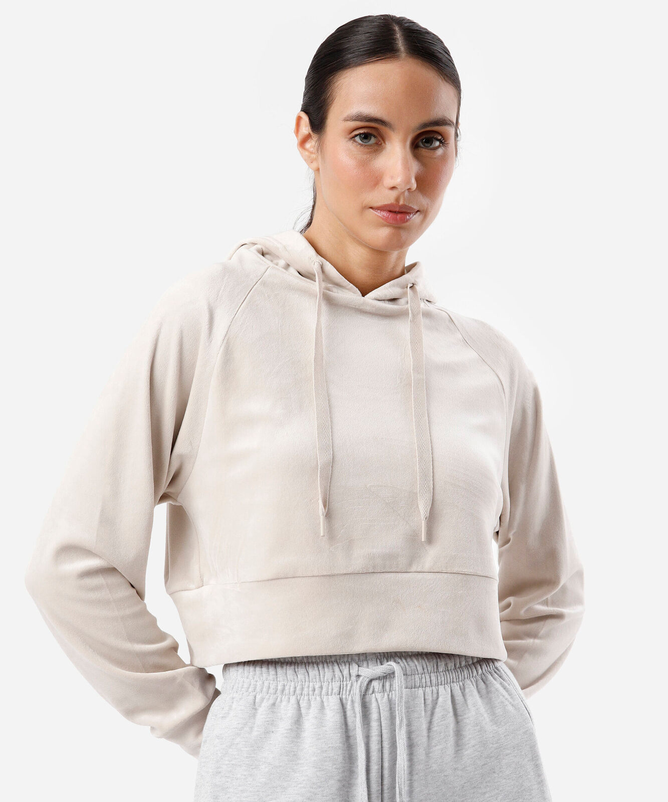 blusão cropped feminino de plush com capuz  cinza