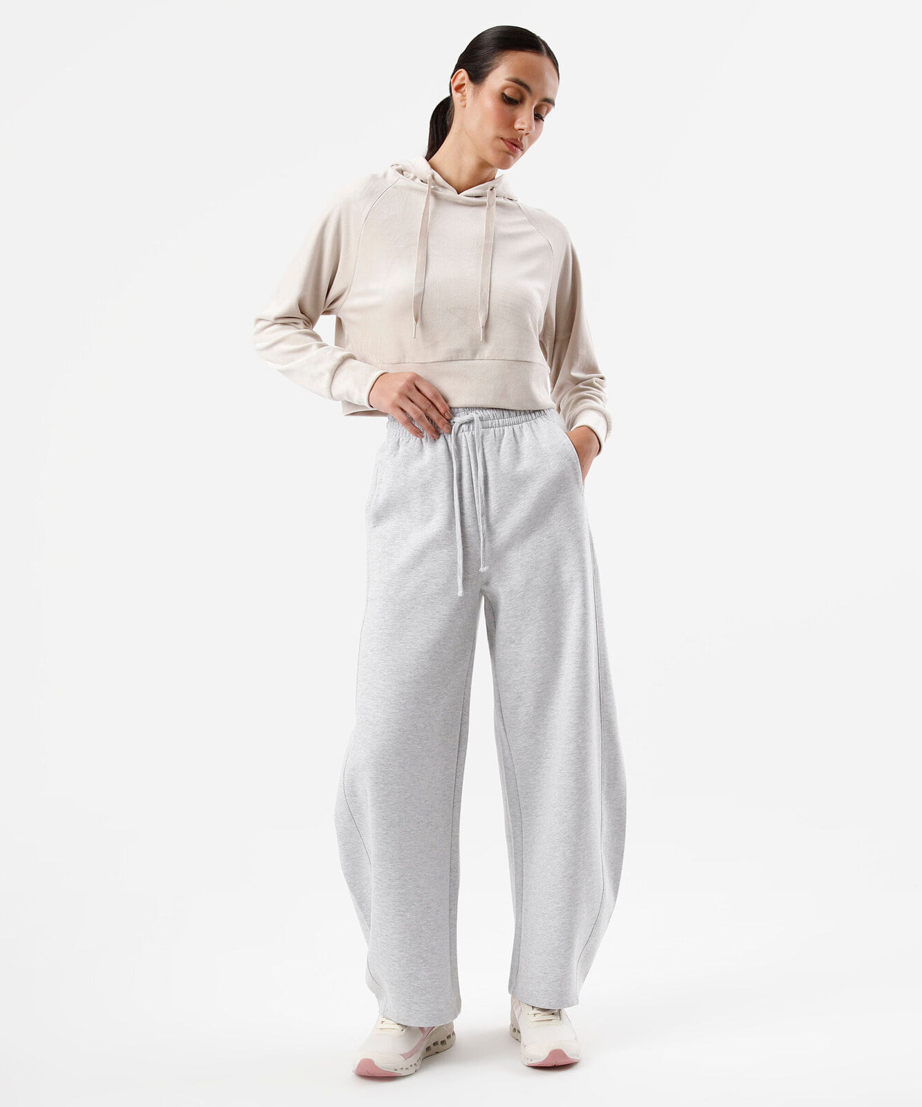 blusão cropped feminino de plush com capuz  cinza