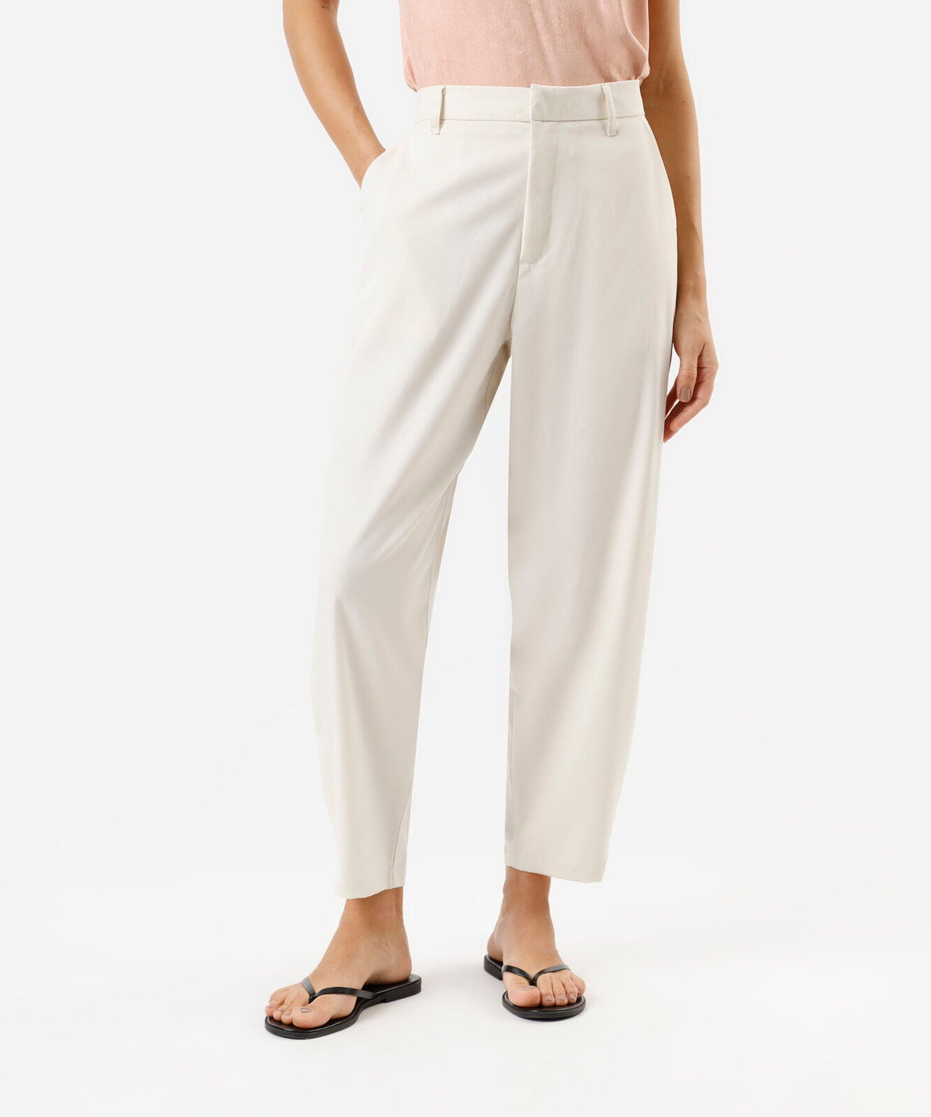 calça balloon de alfaiataria feminina cintura alta off white