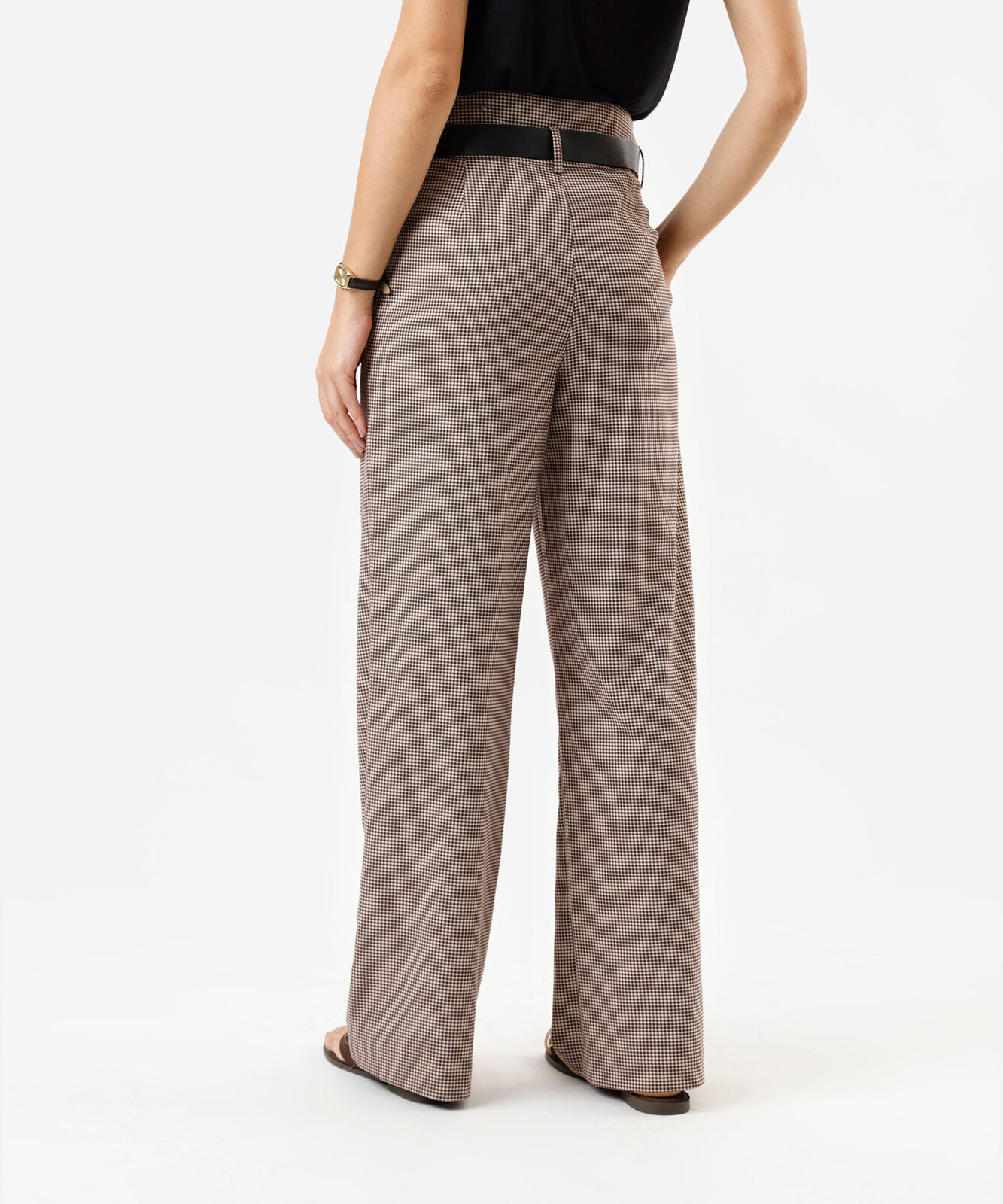 calça de alfaiataria feminina com pregas e cinto pied de poule marrom