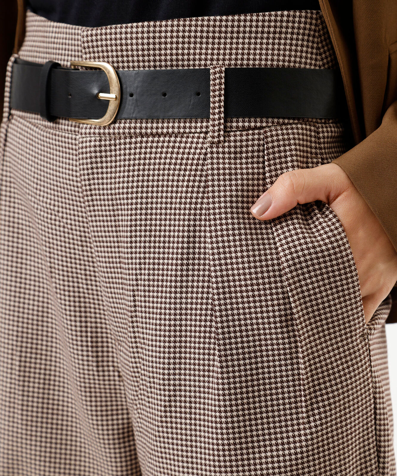 calça de alfaiataria feminina com pregas e cinto pied de poule marrom