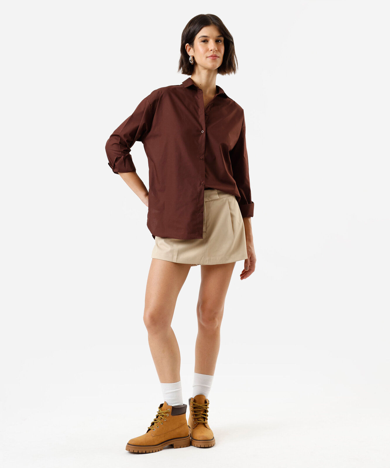 short saia de alfaiataria feminino com pregas bege