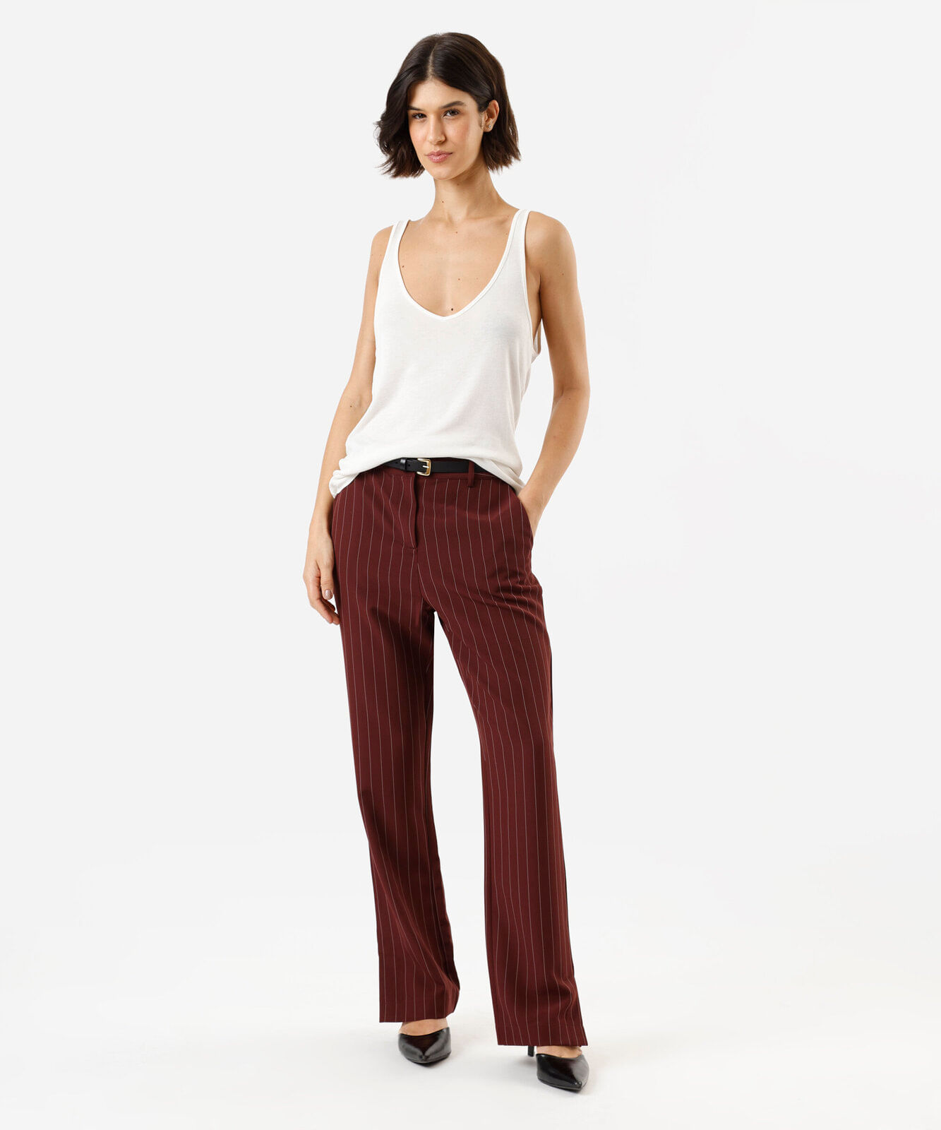calça reta de alfaiataria feminina com fenda risca de giz vinho