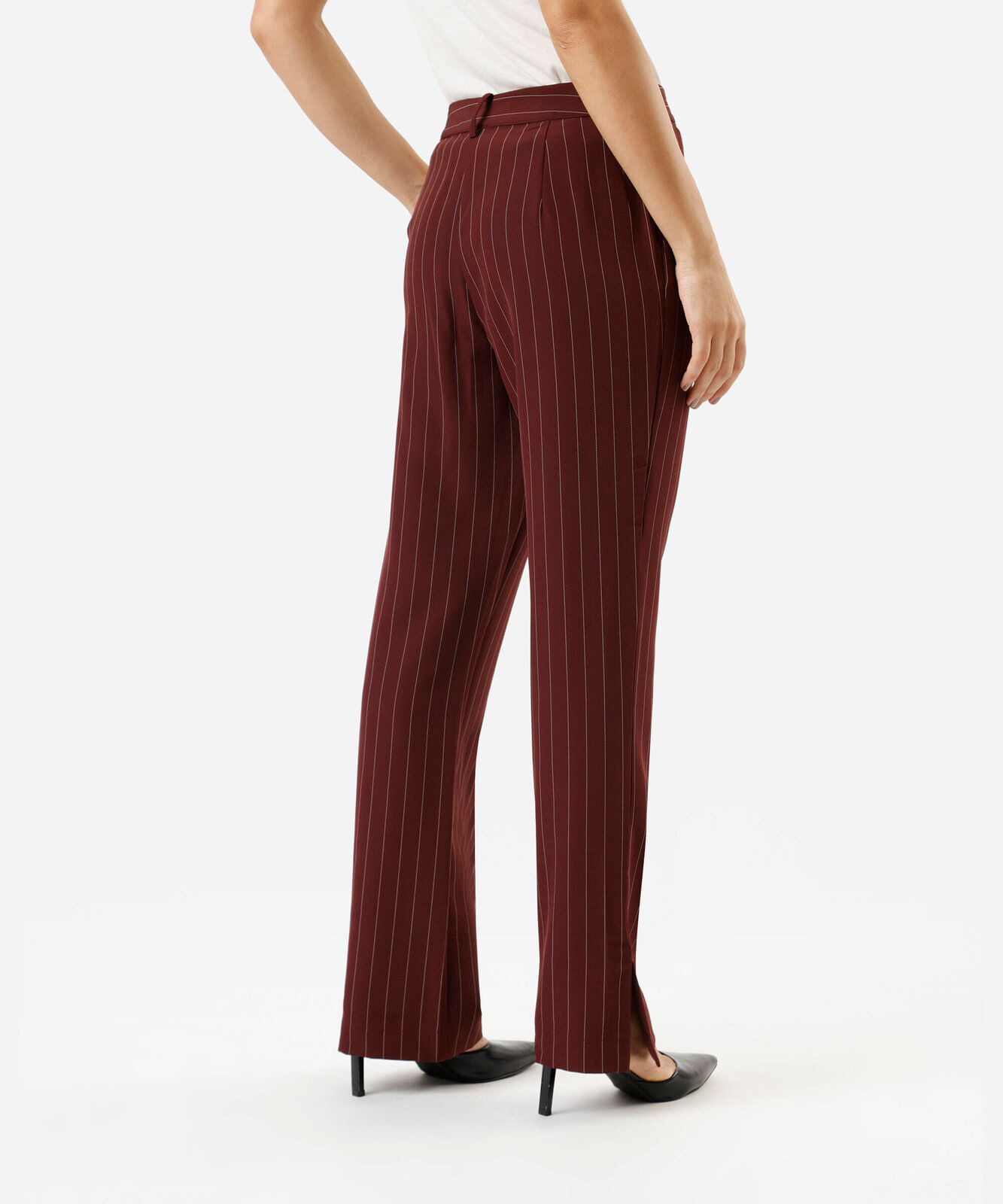 calça reta de alfaiataria feminina com fenda risca de giz vinho