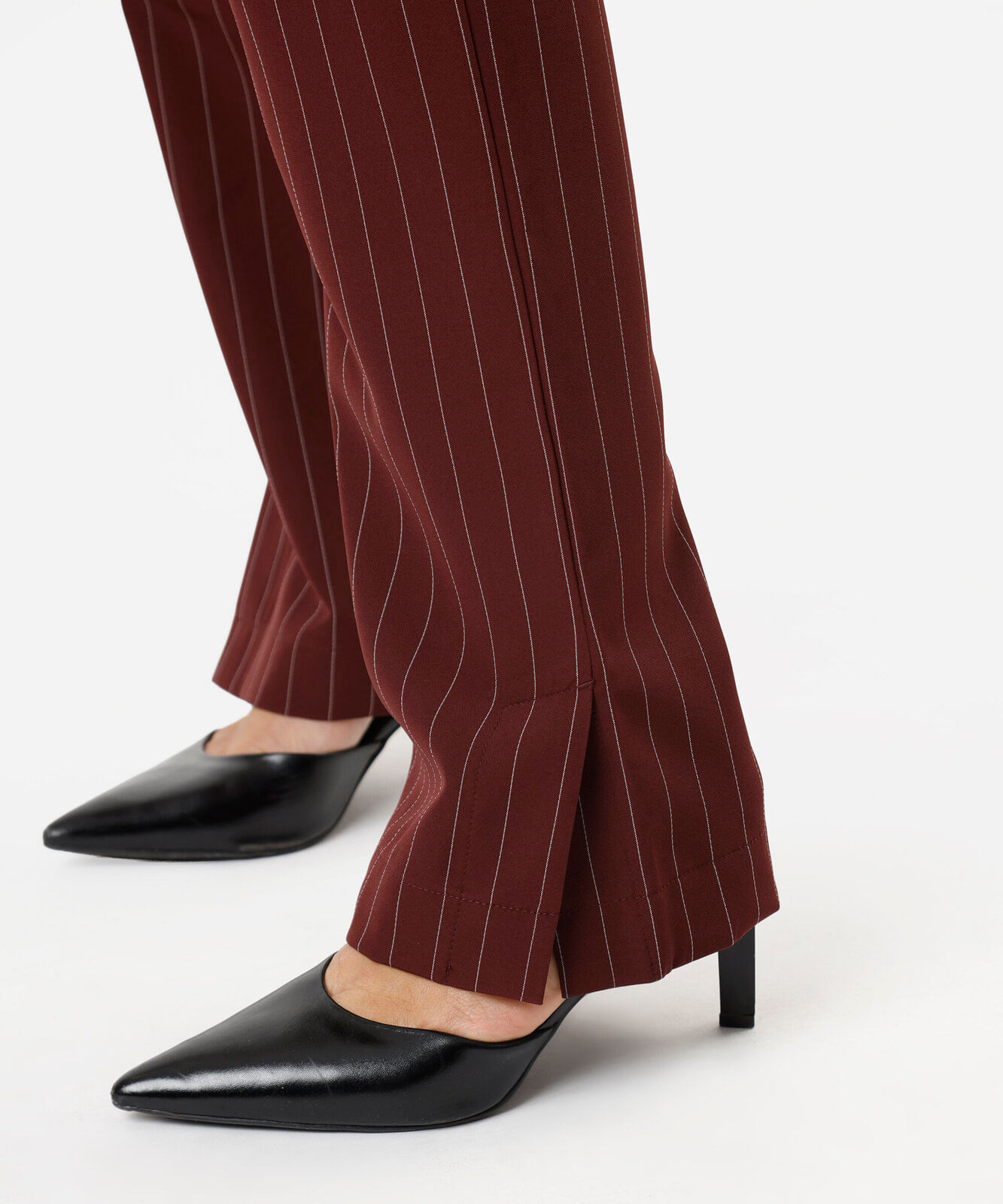 calça reta de alfaiataria feminina com fenda risca de giz vinho