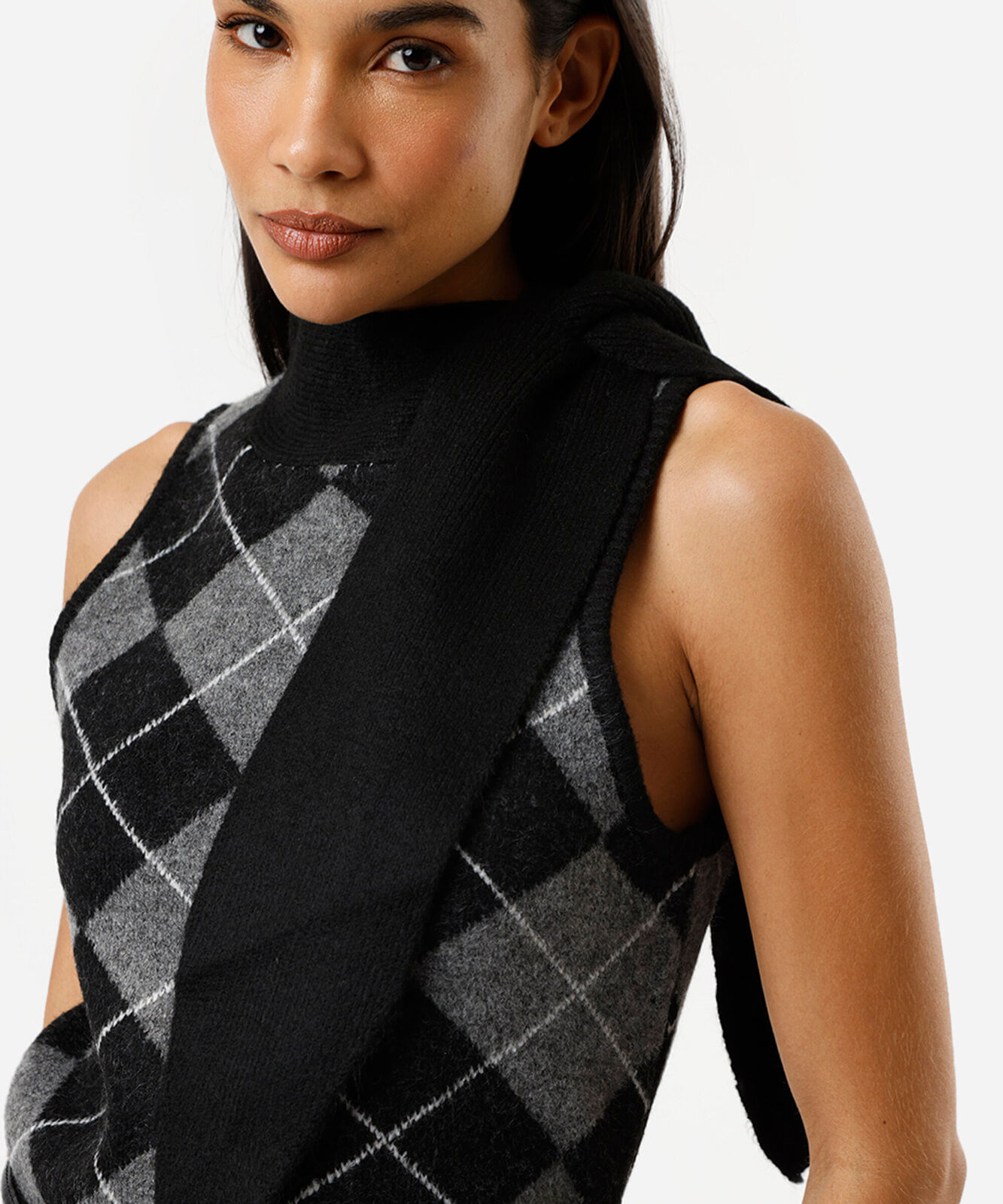 colete feminino de tricot gola alta com amarração xadrez argyle preto