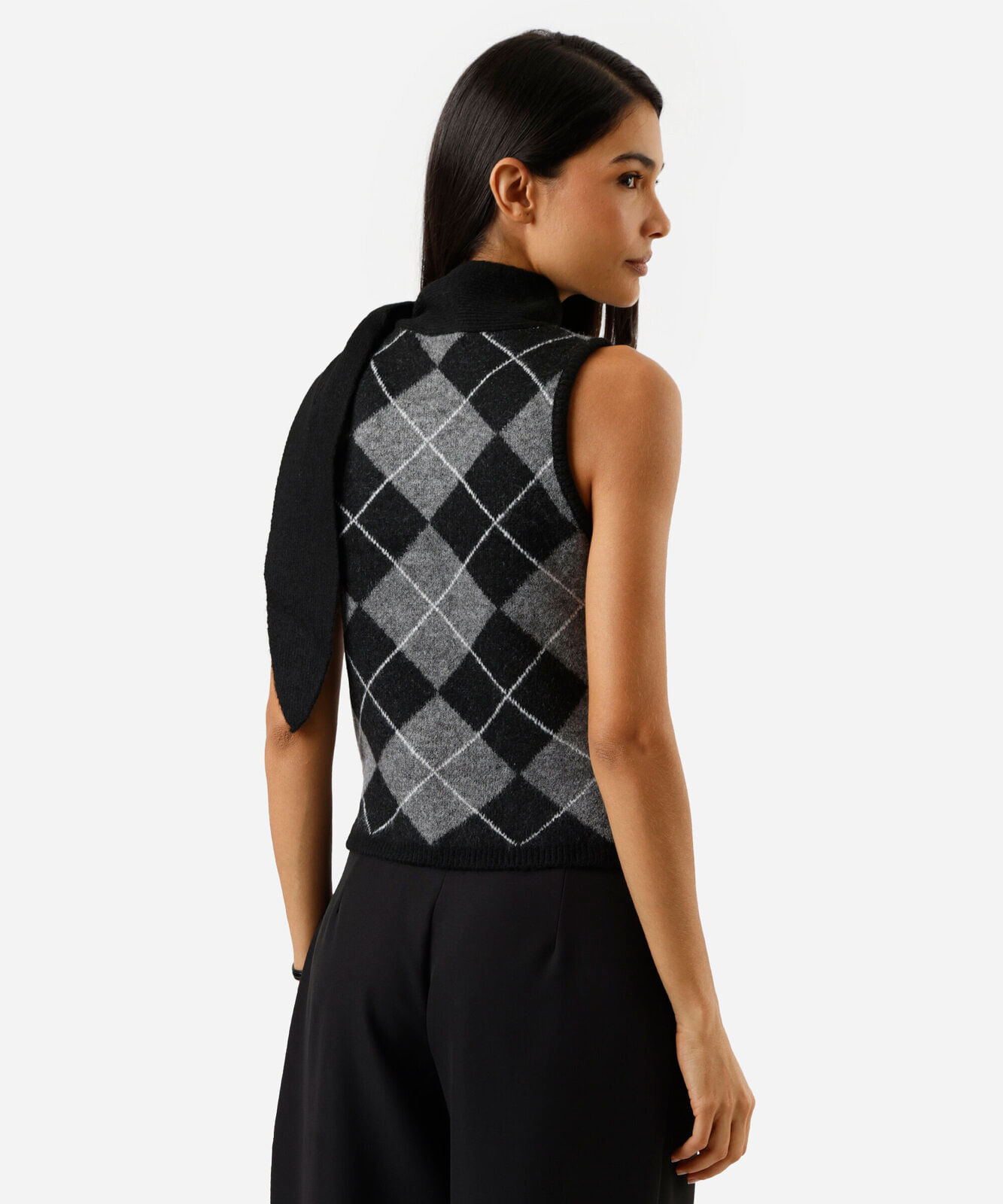 colete feminino de tricot gola alta com amarração xadrez argyle preto