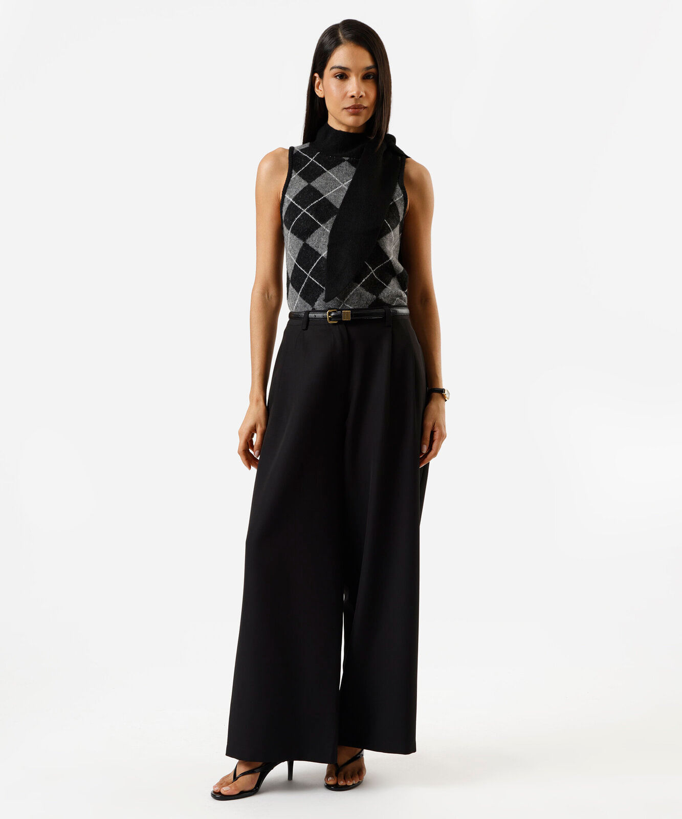 colete feminino de tricot gola alta com amarração xadrez argyle preto