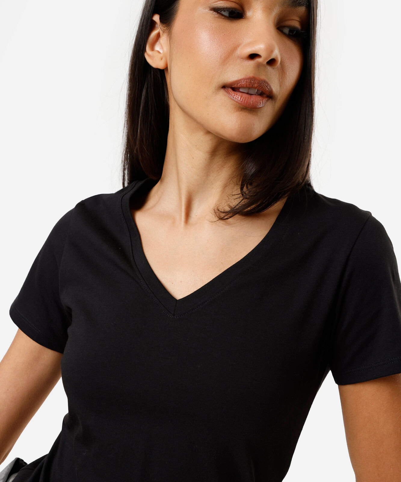 camiseta feminina de algodão decote v manga curta preta